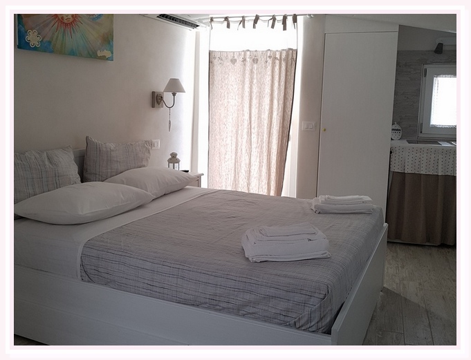camera-matrimoniale-sole-bed and breakfast-cielididante-conversano-1-letto-travi-bianche